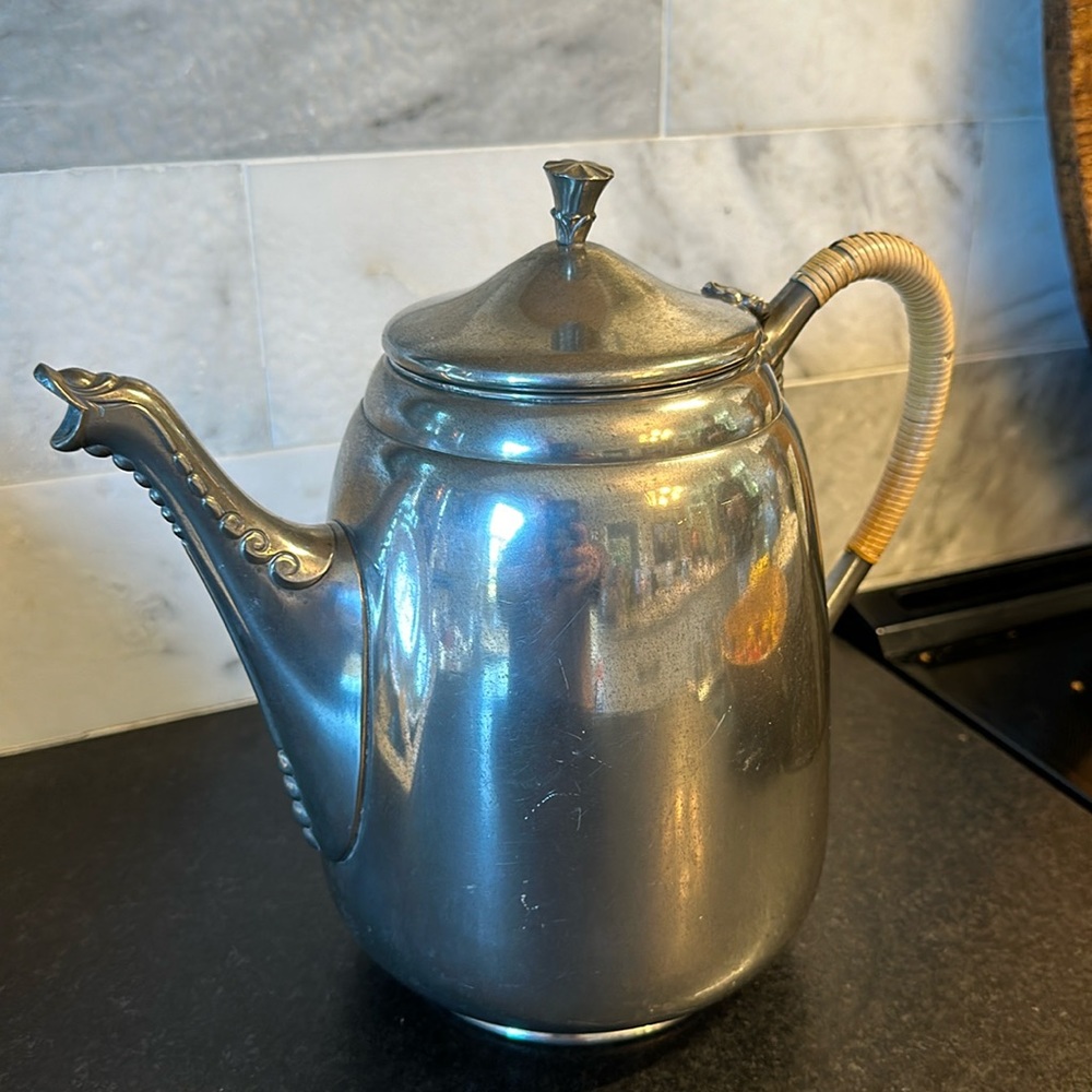 ROYAL HOLLAND PEWTER TEA/ COFFEE POT